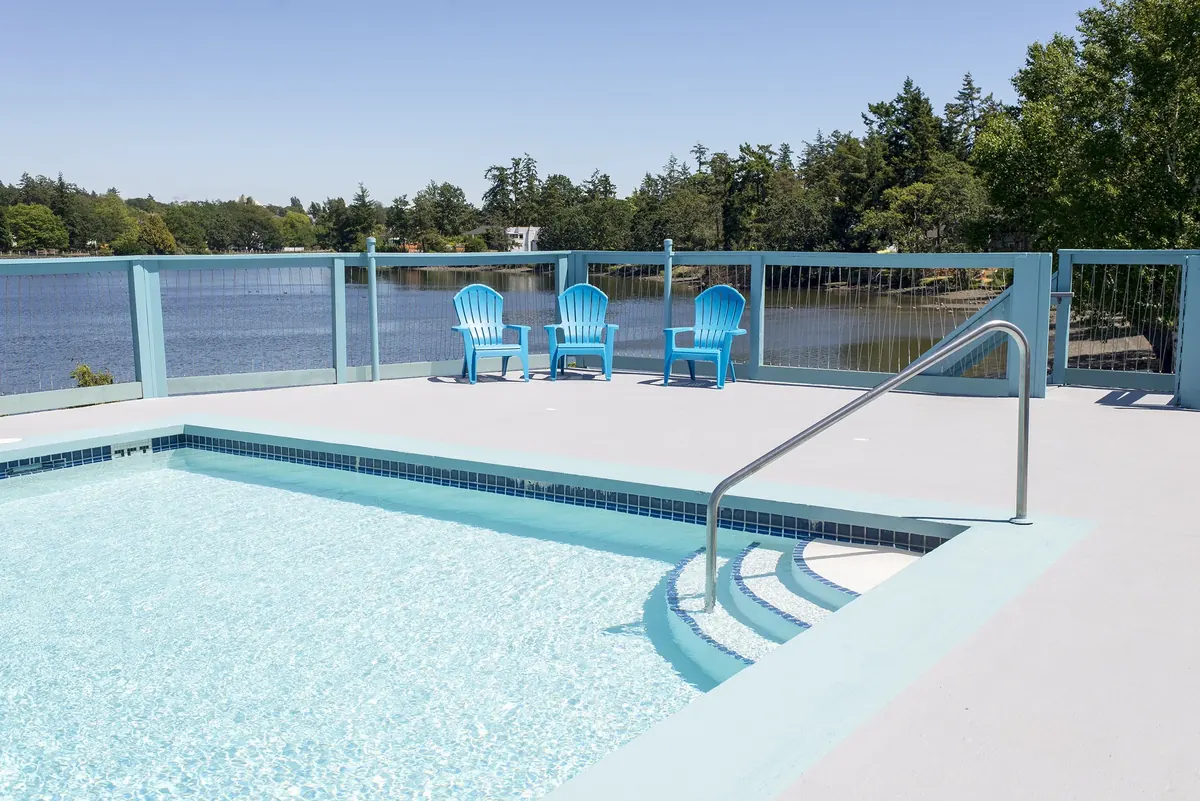 The pool and its loungers above the Gorge